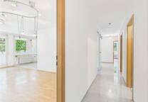 Platz für Ideen: Großzügige Erdgeschoßwohnung mit zwei Balkonen