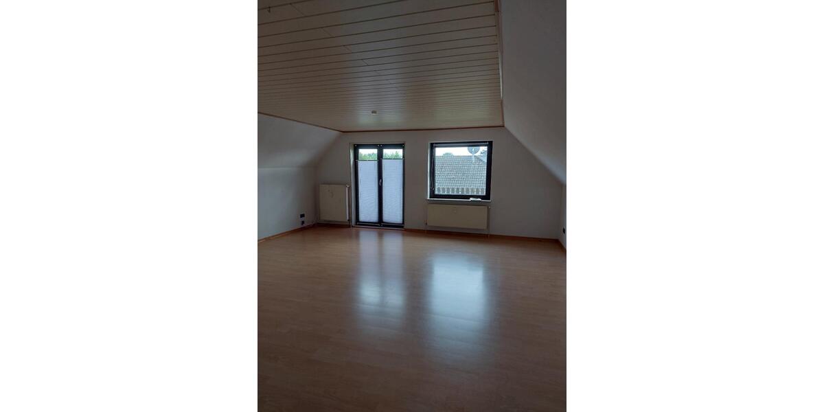 große 2-Zimmer-Dachgeschoßwohnung mit Balkon 1. Etage 2 zimmer