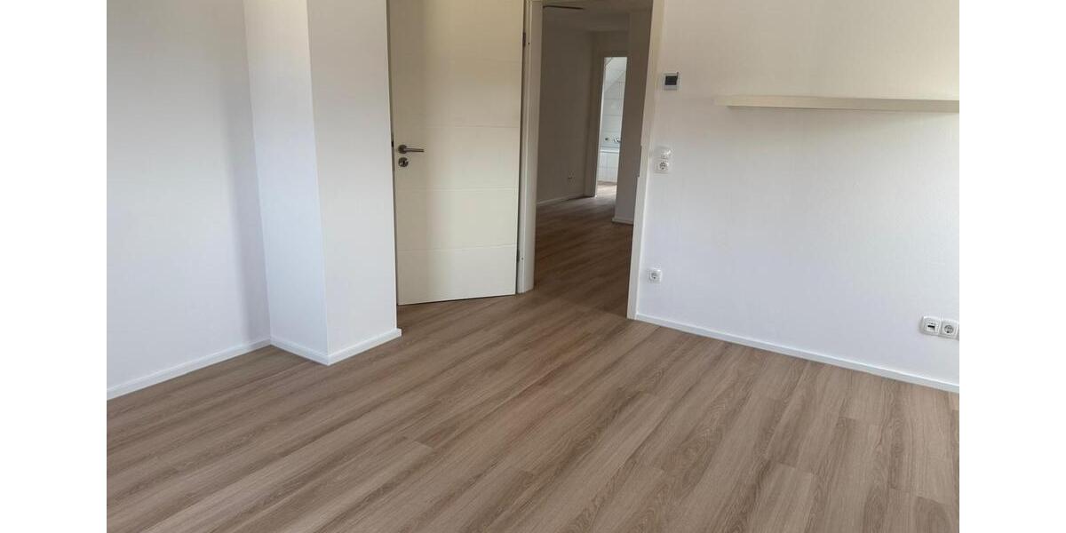 Dachgeschoßwohnung Esslingen am Neckar Oberesslingen - 2.5 Zimmer, 75 m&sup2;, 1.000&euro; | Angebot:25299886