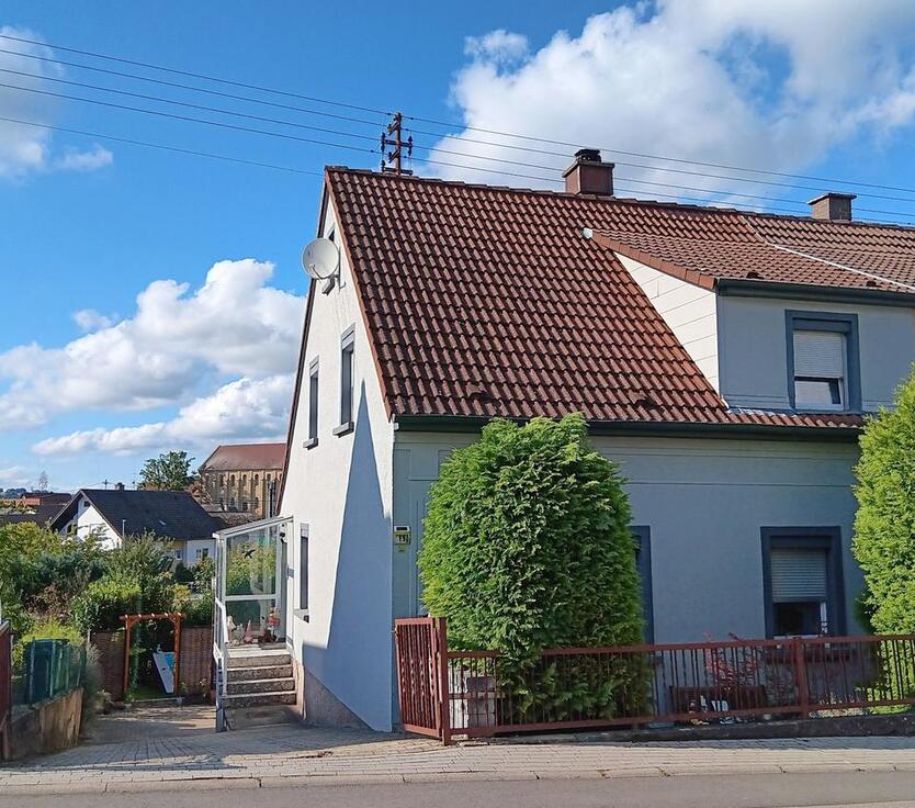 Gepflegtes Wohnhaus in ruhiger Hanglage mit Garagen u. Stellplatz zimmer