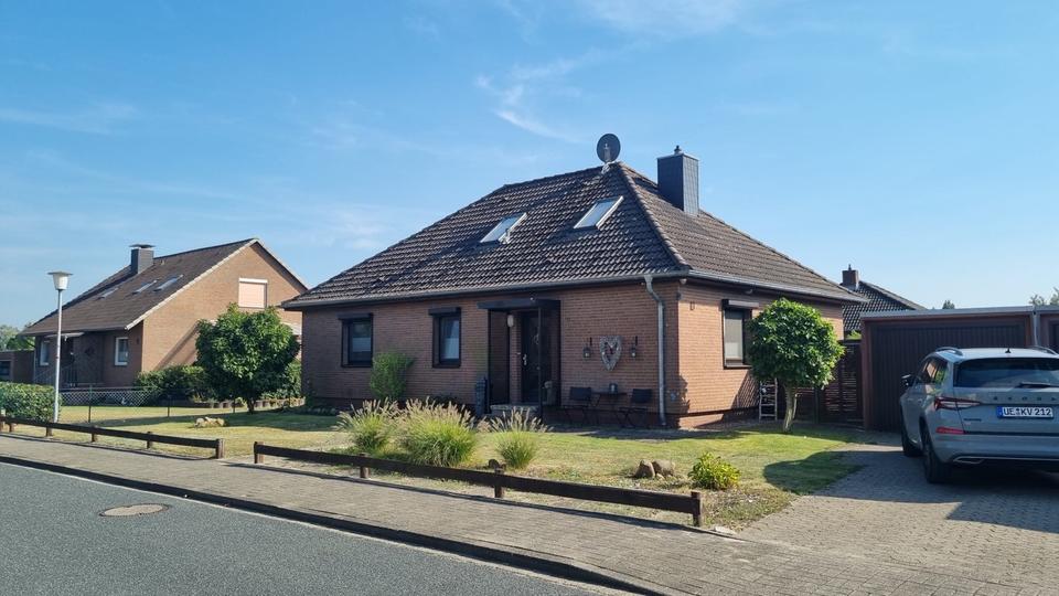 Attraktiver Walmdachbungalow in ruhiger Lage zu verkaufen! 6 zimmer