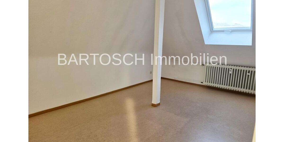 **3 Zimmer Dachgeschosswohnung mit Weitblick und Küchenzeile** 3 zimmer