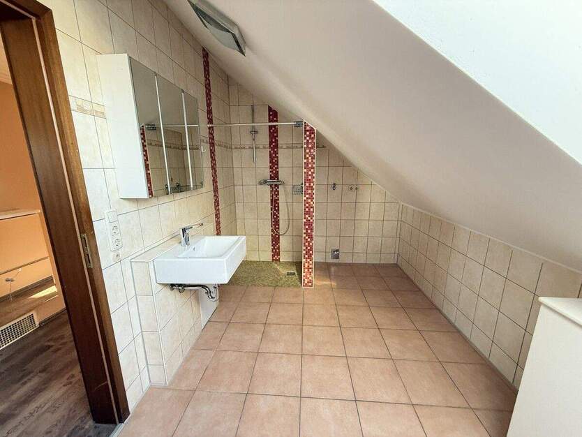 Wohnen und Arbeiten - Große Wohnung mit separatem Büro oder Gästeapartment in Nittendorf! 5 zimmer