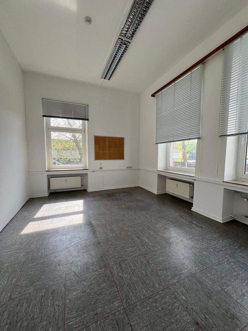 Geräumige Büro Praxisfläche im EG zimmer