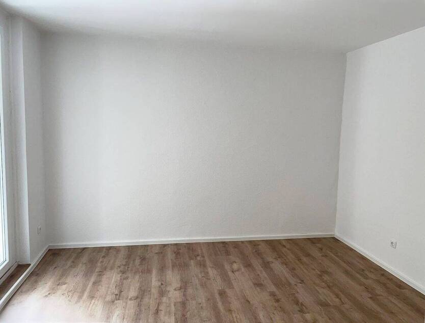 **Frisch renoviert** Zentrale Lage, 2 Zimmer, Balkon, guter Schnitt, Aufzug, Stellplatz 2 zimmer