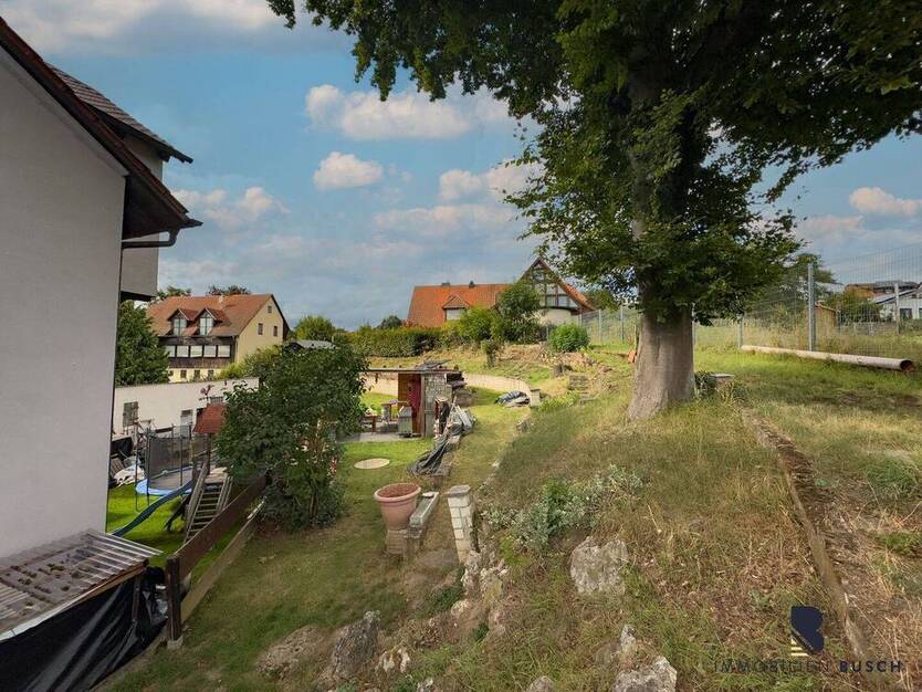 Familienfreundliches Dreifamilienhaus mit idyllischem Grundstück