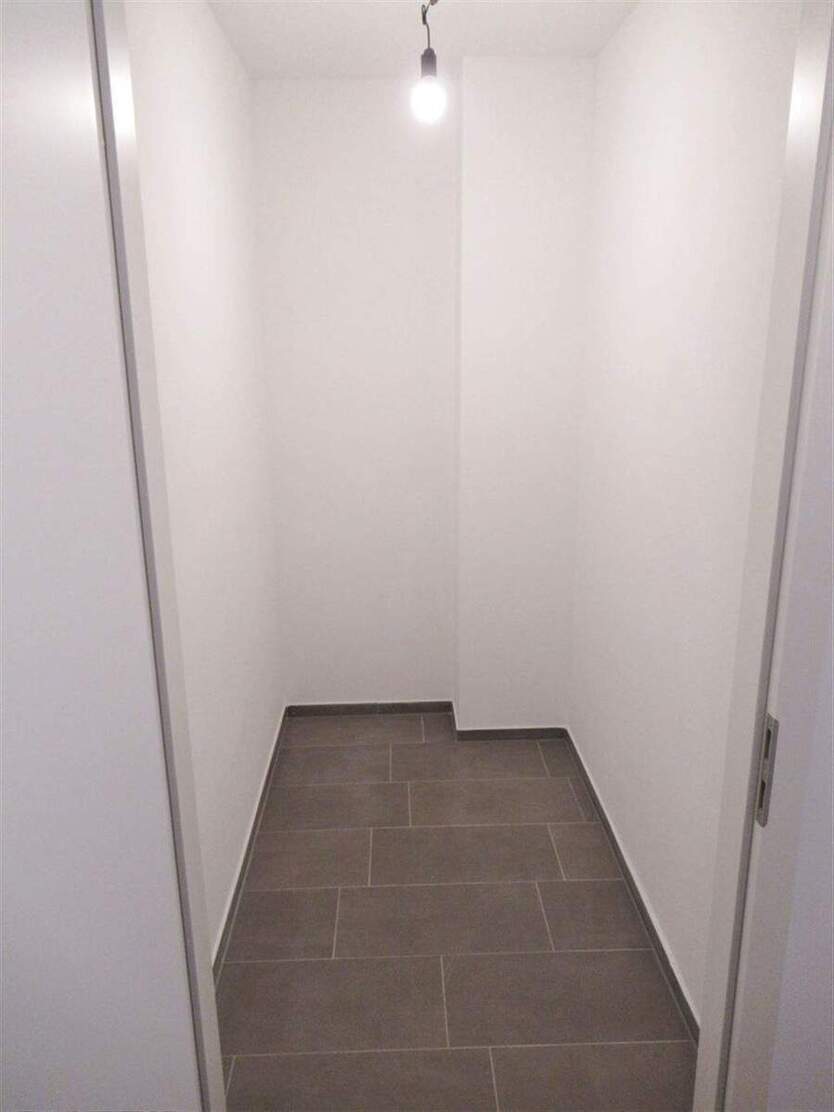 2 Zimmer Whg. Eignet sich für eine Einzelperson! Balkon, EBK, Parkett + Fußbodenheizung. 2 zimmer