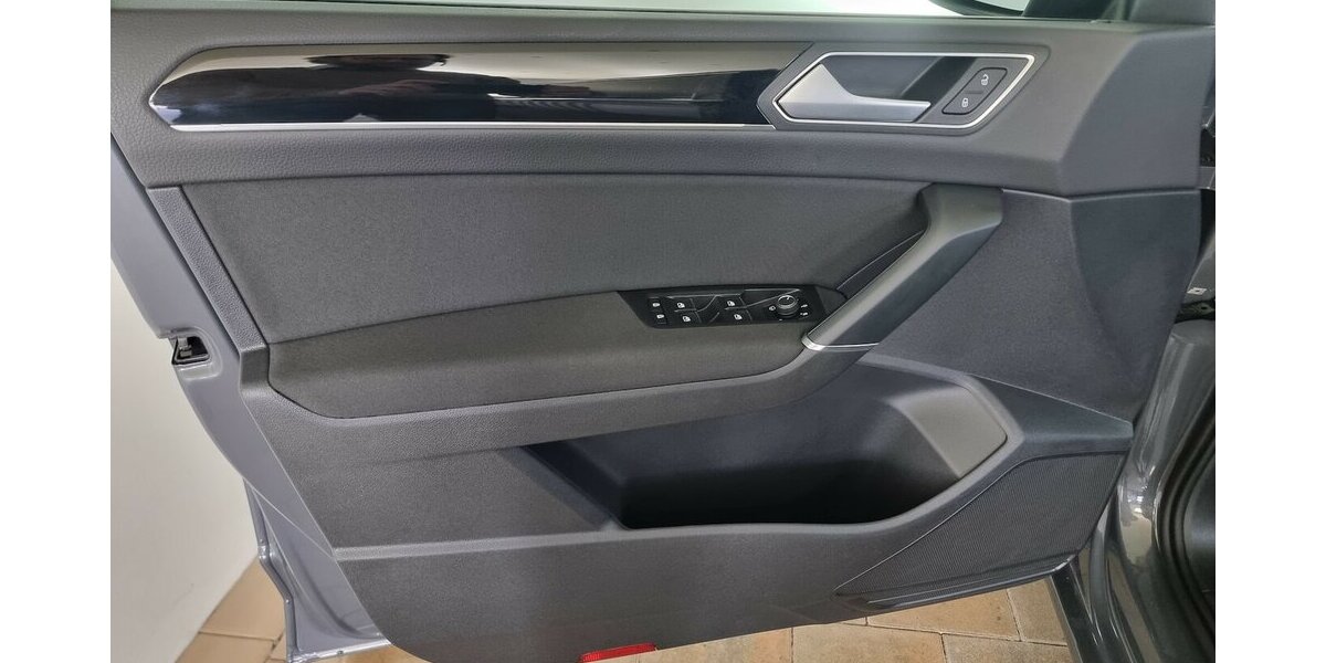 VW Touran Highline BMT LED ACC Nav Panorama 7-Sitze 37.700 km 27.850 &euro; Garrel 49681