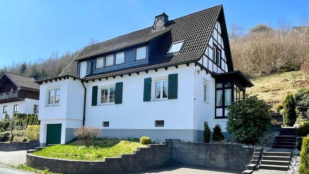 Einfamilienhaus auf großzügigem Grundstück mit modernisierten Elementen