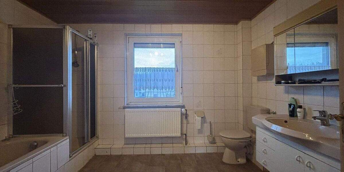 Einfamilienhaus mit Scheune und großem Hof - viel Potenzial in Kirchhain-Emsdorf 7 zimmer