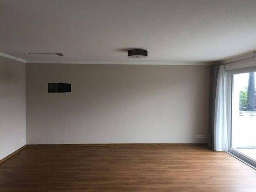 geräumige 3,5-Zimmer-Wohnung mit großem Balkon mit Blick ins Neckartal