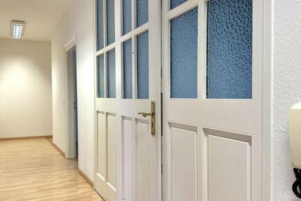 Repräsentativer Altbau in Karlsruher Innenstadt – stilvoll arbeiten & wohnen im Denkmalensemble zimmer