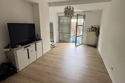Renovierte, teilmöblierte 1-Zimmer-Whg. mit Terrasse in TOP-Lage zimmer