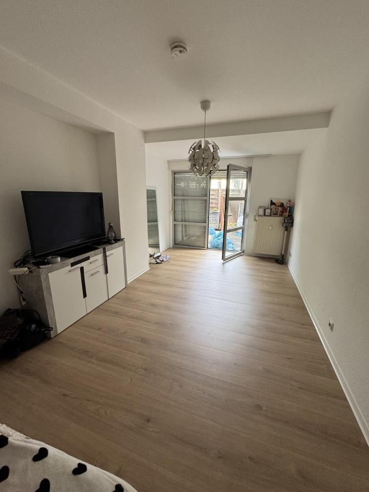 Renovierte, teilmöblierte 1-Zimmer-Whg. mit Terrasse in TOP-Lage zimmer