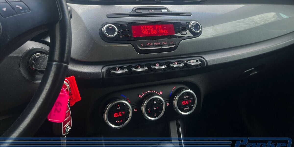 Alfa Romeo Giulietta 1.4 TB Turismo Aut.*BT*SHZ*Leder*Xenon 200.000 km 5.990 &euro; Berlin 13187