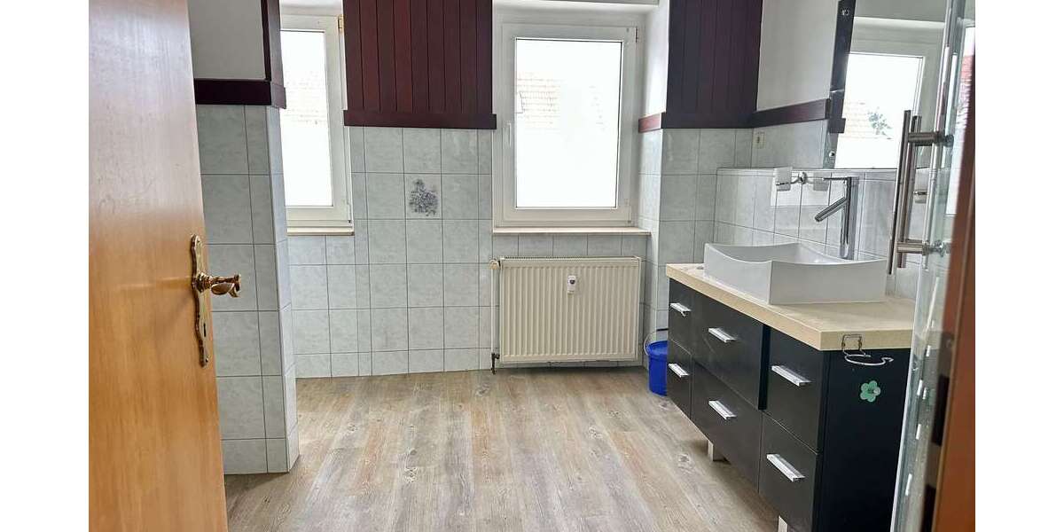 gepflegte 4 Raum - ETW mit Küche, Balkon und Pkw-Stellplatz am Stadtrand - Etagenwohnung Apolda | Angebot:24308532