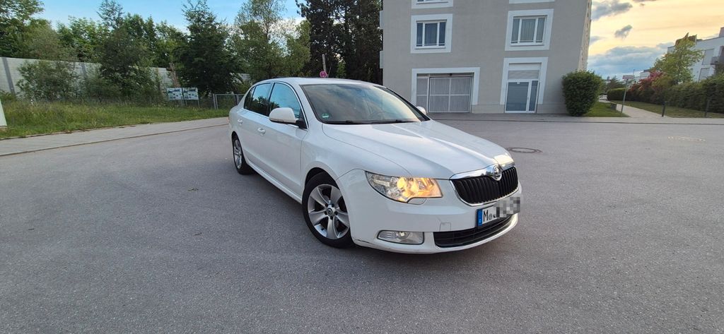 Skoda Superb 181.500 km 7.500 &euro; München 81243
