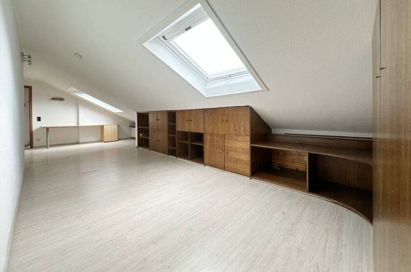 Außergewöhnliche 4,5 Zimmer Wohnung direkt am Feld mit Garage