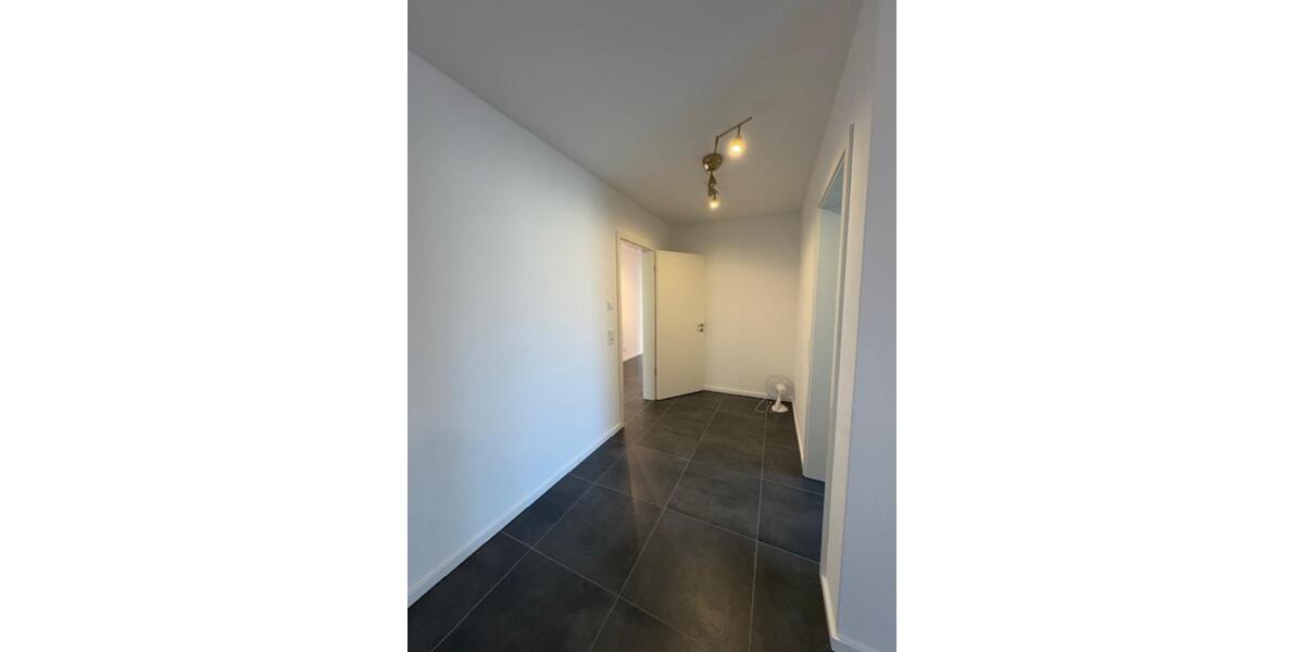 Neuwertige 3-Zi-Whg, EBK, 2Bäder, Tiefgarage, Keller, PV 3 zimmer