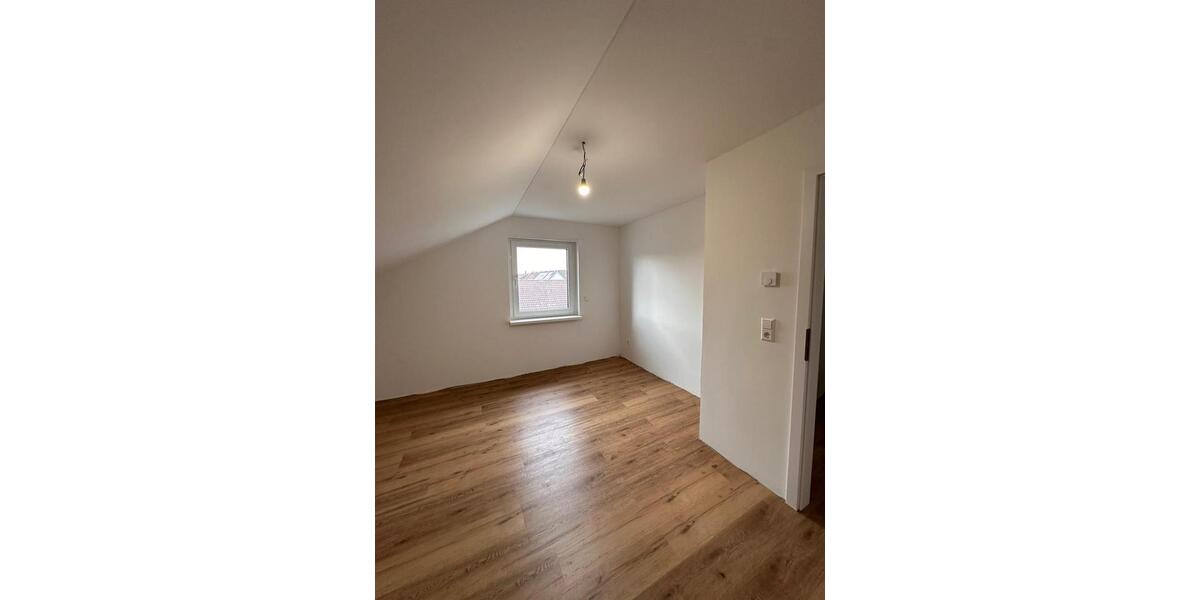 Dachgeschoßwohnung Markgröningen - 2.5 Zimmer, 80 m&sup2;, 1.175&euro; | Angebot:25852525