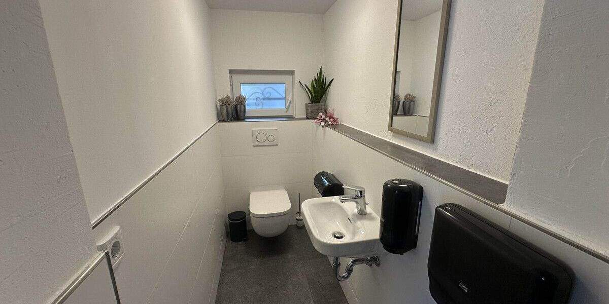 Gewerbeimmobilie in Zwickau: Sanierte denkmalgeschützte Trafostation mit Garagen - für Büro & Studio zimmer