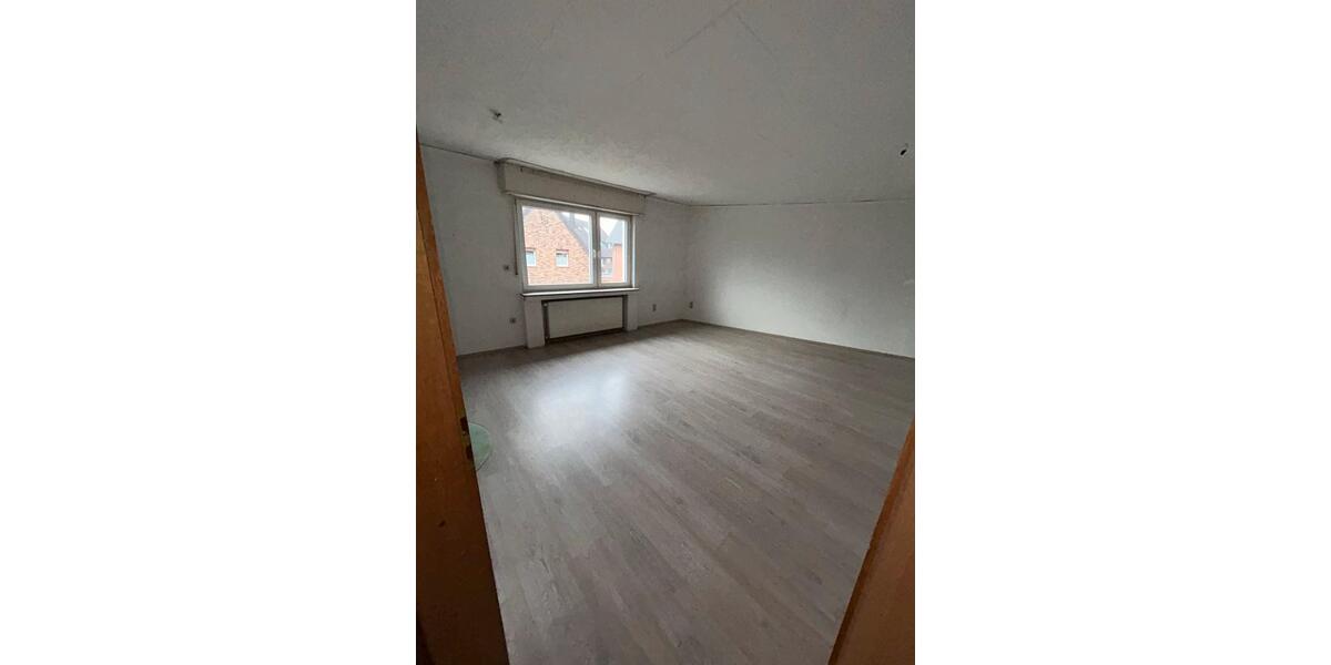 Etagenwohnung Niederkassel - 5 Zimmer, 190 m&sup2;, 2.220&euro; | Angebot:24876817