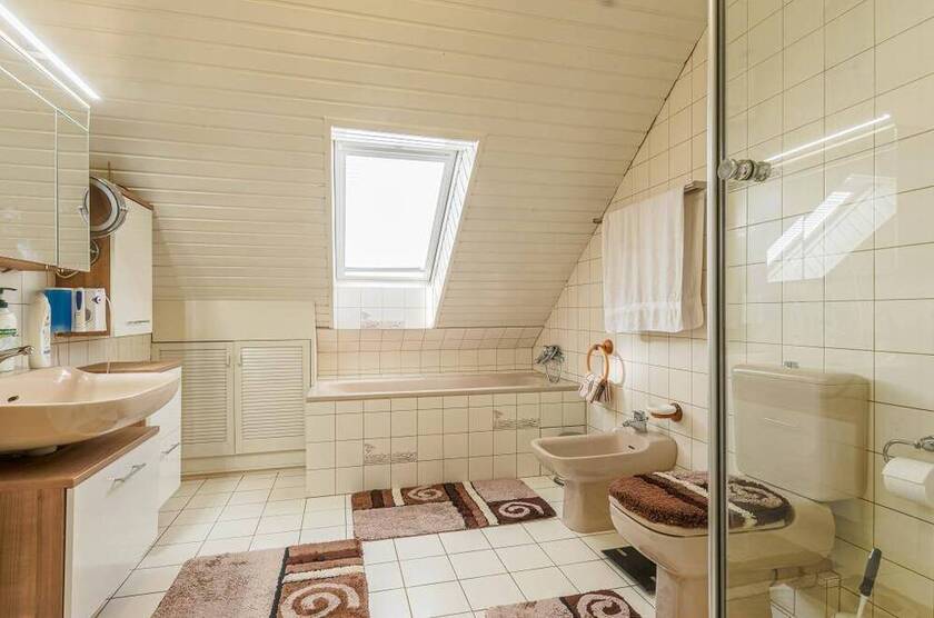 Doppelhaushälfte in ruhiger Sackgassenlage * ca. 180 m² Wohn-Nutzfläche * 5 Zimmer * Kaminofen * Einbauküche * Garte...