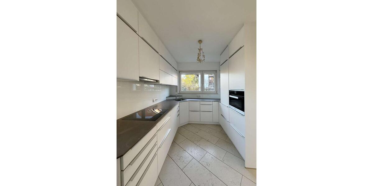 Ihr neues Zuhause in Nürtingen – Stilvoll renoviertes Einfamilienhaus mit Garten und Garagen 5.5 zimmer