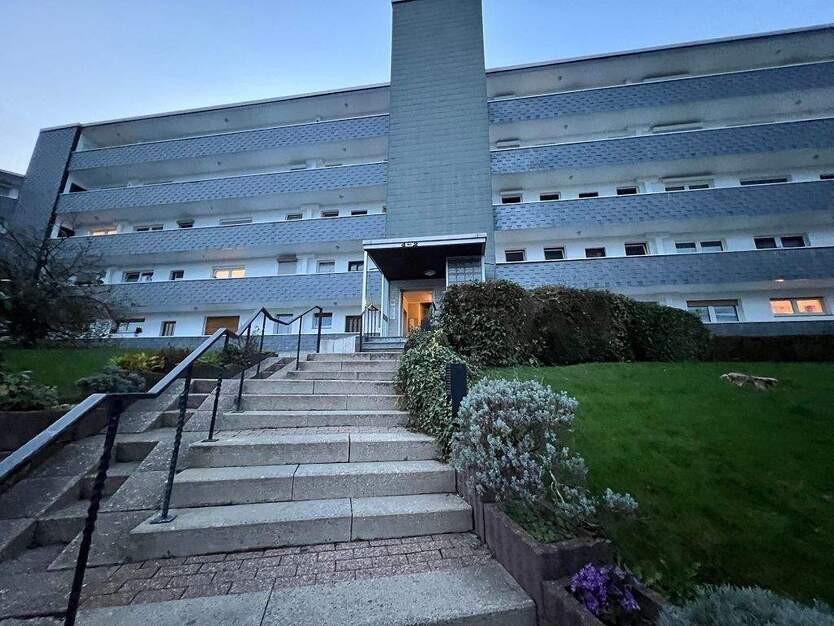 Vier Zimmer Wohnung. Wohnen mit städtischem Komfort. Zentrale Lage - alles befindet sich in der Nähe. 4 zimmer