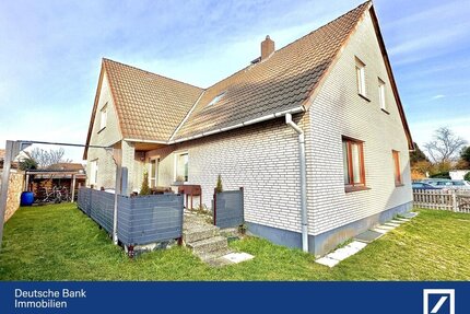 Großzügiges Zweifamilienhaus in ruhiger dennoch zentraler Lage in Langenhagen !