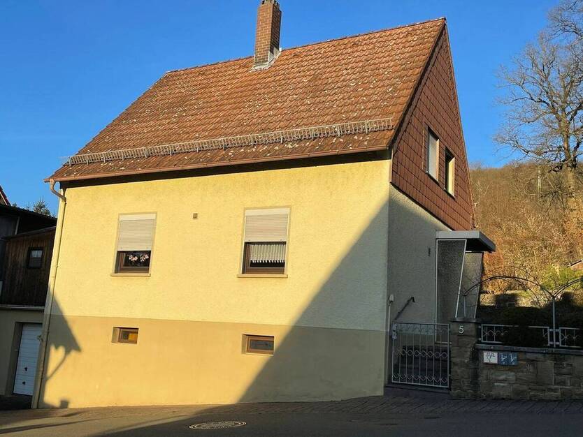 Freistehendes Einfamilienhaus mit Charme Potenzial Wintergarten und großem Garten