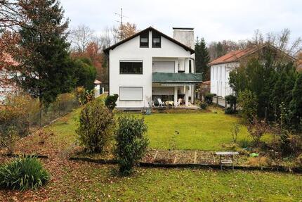 Zweifamilienhaus mit Ausbaupotential, Baugrund und Parkgrundstück 8 zimmer