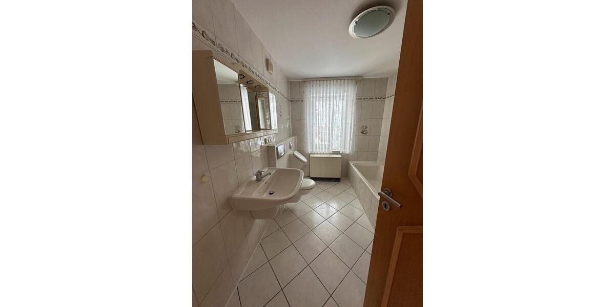 Etagenwohnung Vellmar - 6 Zimmer, 130 m&sup2;, 1.000&euro; | Angebot:24788512