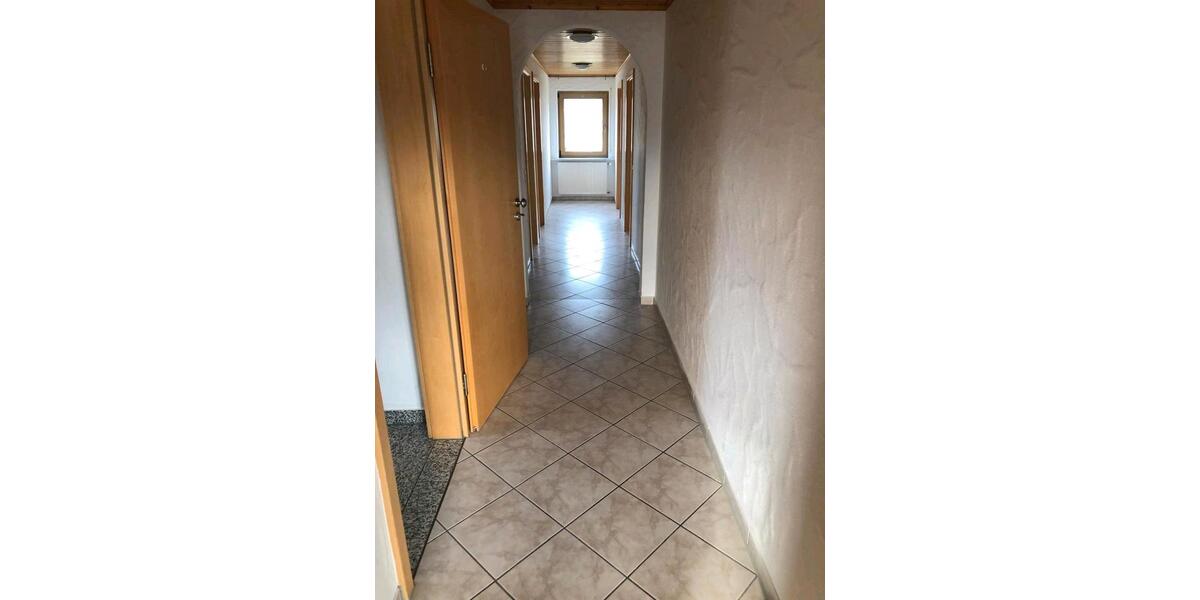 Helle 4-Zi DG Wohnung, Stellplatz Balkon Tageslichtbad EBK 4 zimmer