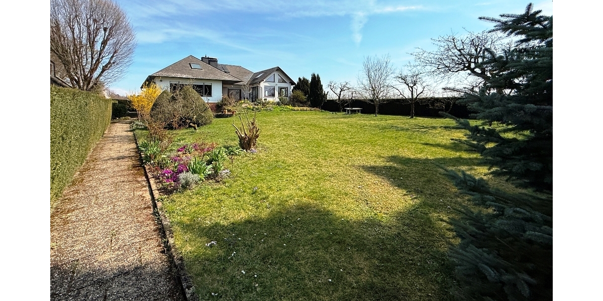 Frankfurt-Nieder-Erlenbach: Einmalige Lage! Großzügiges Villenanwesen am Bebauungsrand - Einfamilienhaus Frankfurt am Main Bonames | Angebot:26334718