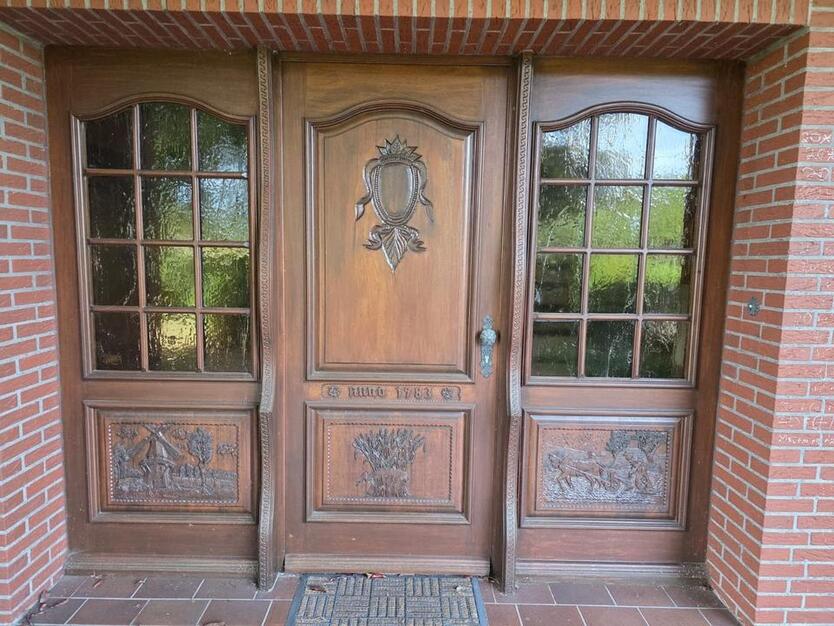 Großes Wohnhaus in schöner ländlicher Umgebung