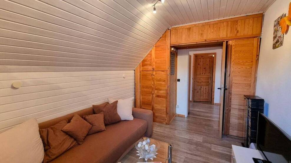 Freistehendes Ein-Zweifamilienhaus mit 9 Zimmern, 3 Bädern und ri