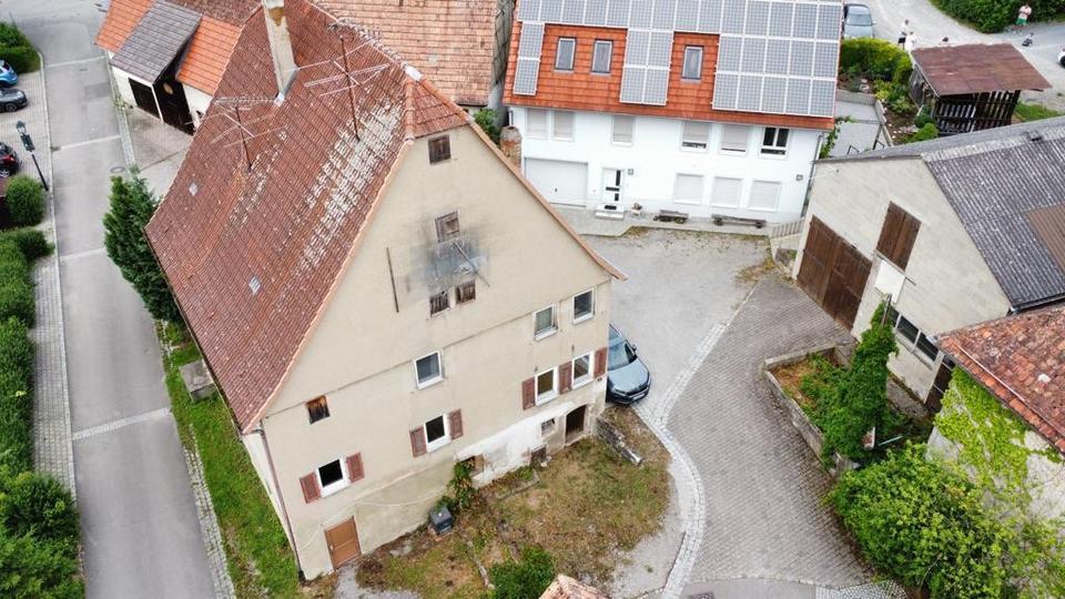 Zum Verkauf: renovierungsbedürftiges Mehrfamilienhaus in Unterjes zimmer