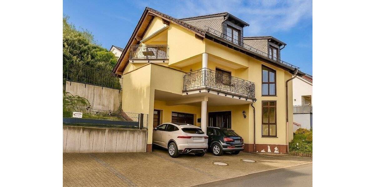 Gehobenes Zwei- bis Dreifamilienhaus mit 4 Stellplätzen & Doppelgarage im Neubaugebiet 1 zimmer