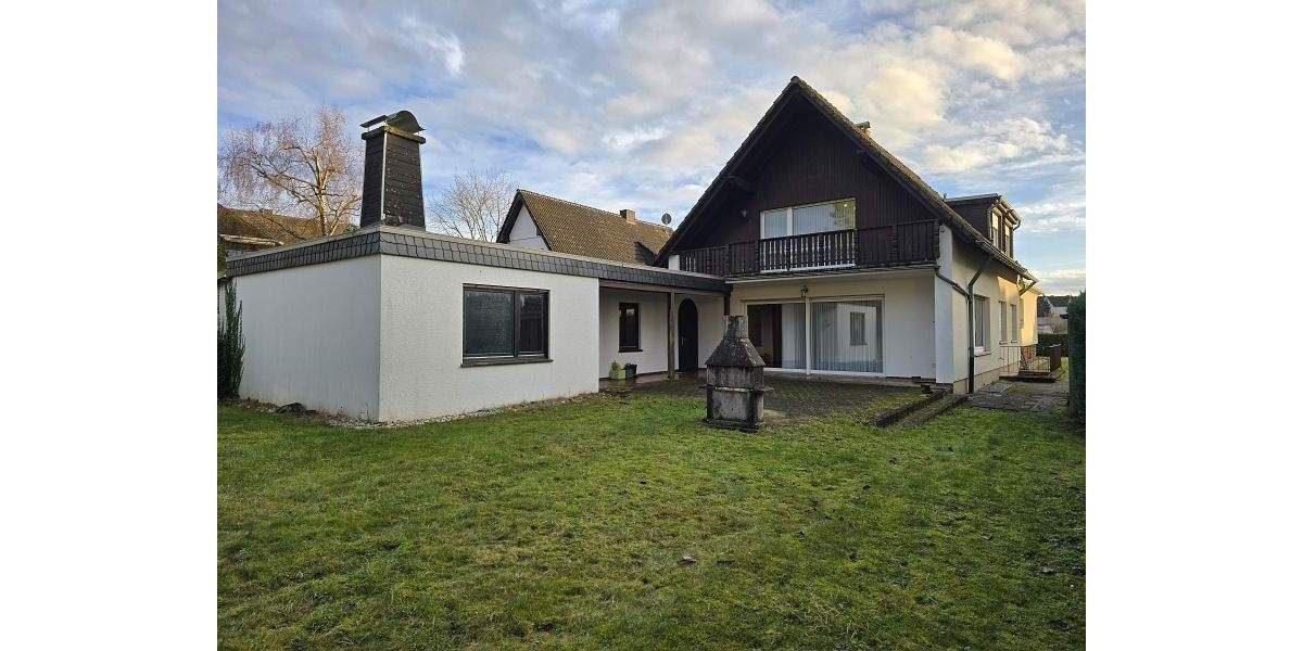 Einfamilien- oder Zweifamilienhaus? Entscheiden Sie doch einfach selbst! Garten u. Garage inklusive! 9 zimmer