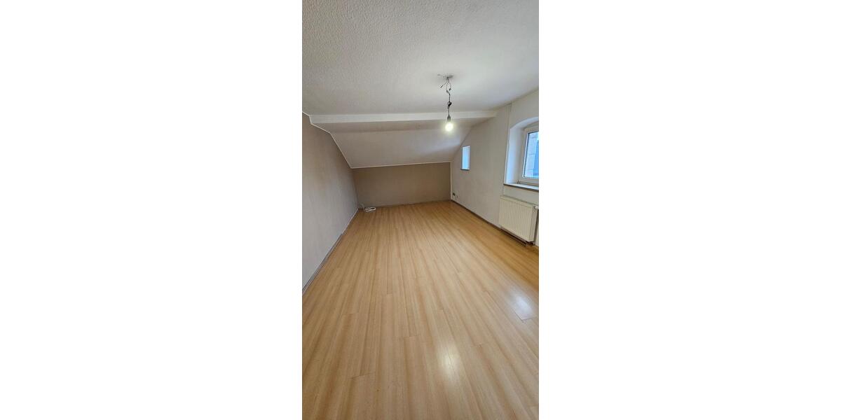 Großzügige 3-Zimmer-Dachgeschosswohnung mit Balkon & Stellplatz 3 zimmer