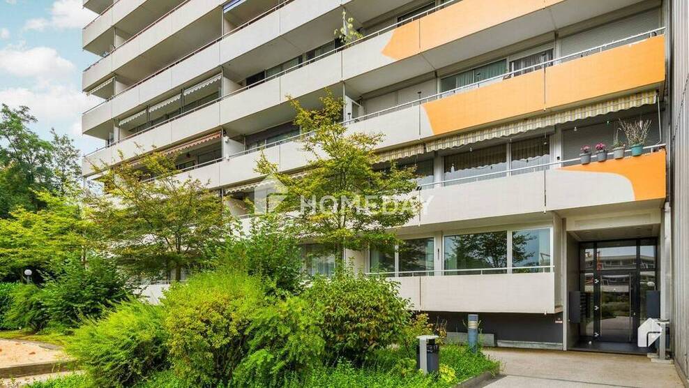 Geräumige 3-Zimmer-Wohnung im Hochparterre mit Loggia und Einbauküche