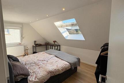Moderne 2-Zimmer-Dachgeschoßwohnung mit Balkon & Garten