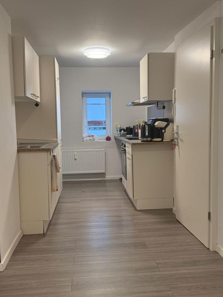 Helle 2-Zimmer-Wohnung mit offener Wohnküche & Abstellraum in NW zimmer