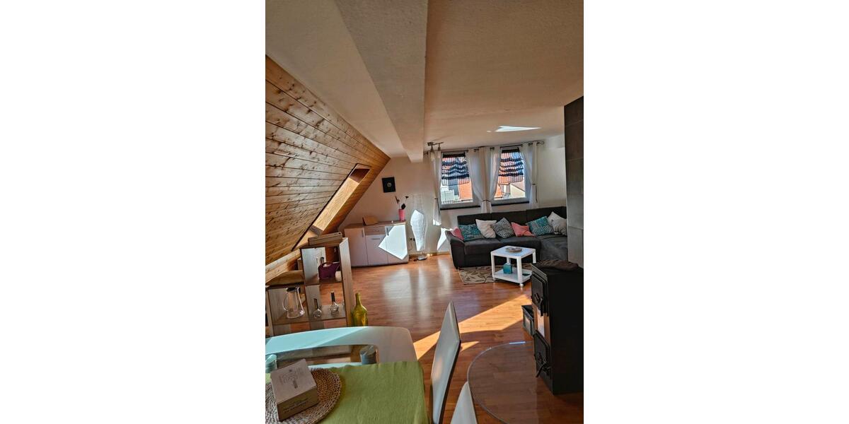 Vollmöbellierte Dachgeschosswohnung 2 Zimmer Küche Bad zimmer