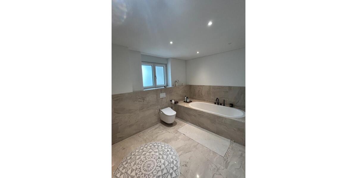 Kernsanierte EG-Wohnung (208 m²) mit großer Terrasse 6 zimmer