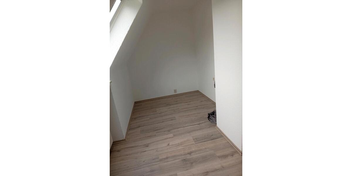 Dachgeschoßwohnung Wilhelmshaven Fedderwardergroden - 4 Zimmer, 44 m&sup2;, 410&euro; | Angebot:25933153