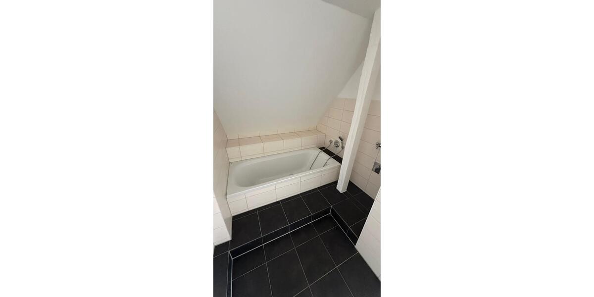 Dachgeschoßwohnung Schwerin Friedrichsthal - 4 Zimmer, 137 m&sup2;, 1.370&euro; | Angebot:25855164
