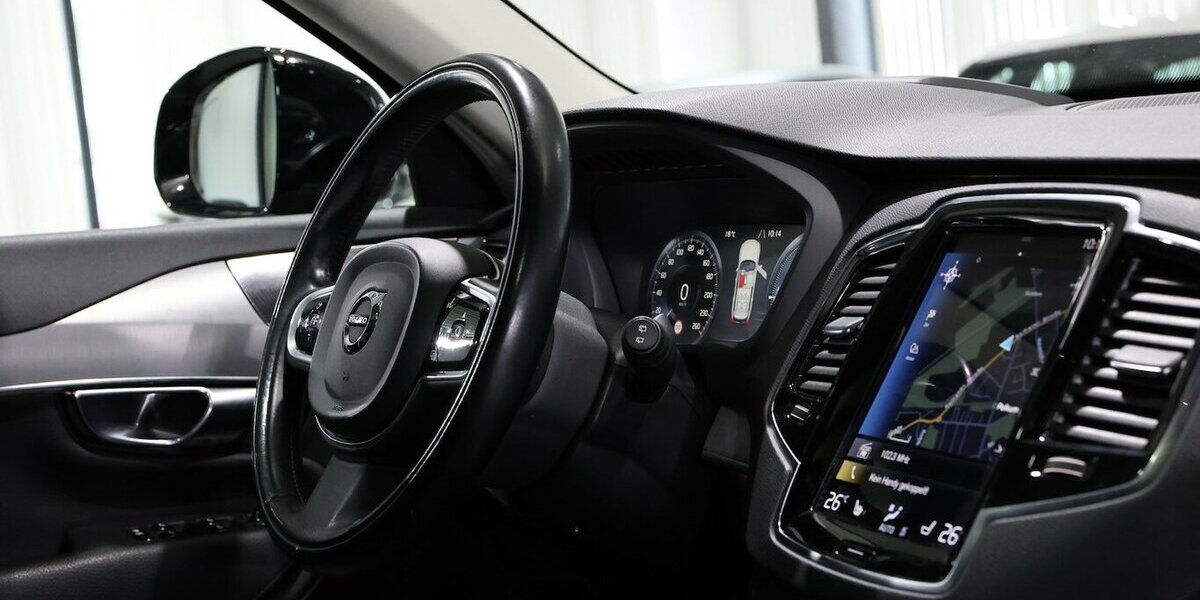 Volvo XC90 T8 P-HEV AWD EXPRESSION R-DESIGN / 7-SITZER 143.000 km 38.444 &euro; Hamm 59077
