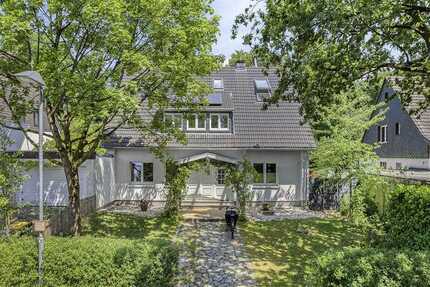 Vermietetes Zwei-Familien-Haus auf großem Grundstück in Ratingen-Hösel